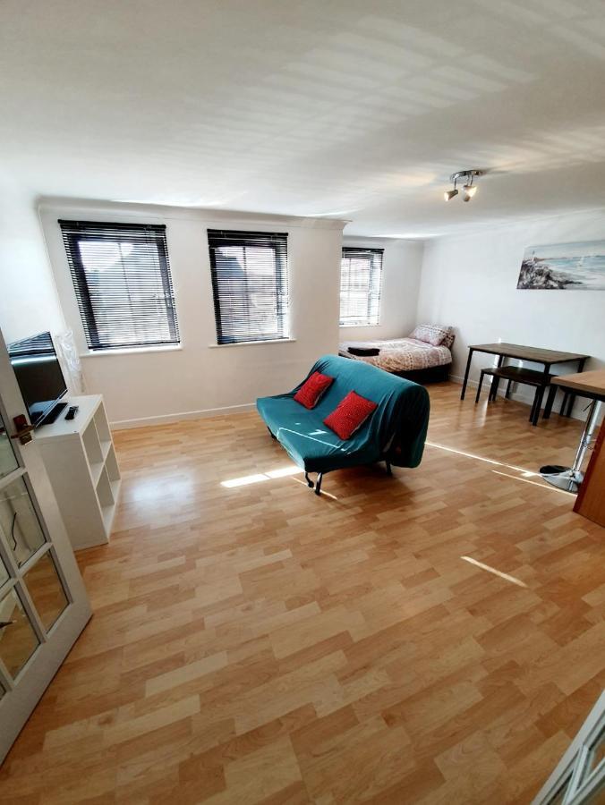 Chelmsford Town Centre Apartments With Car Parking Екстер'єр фото